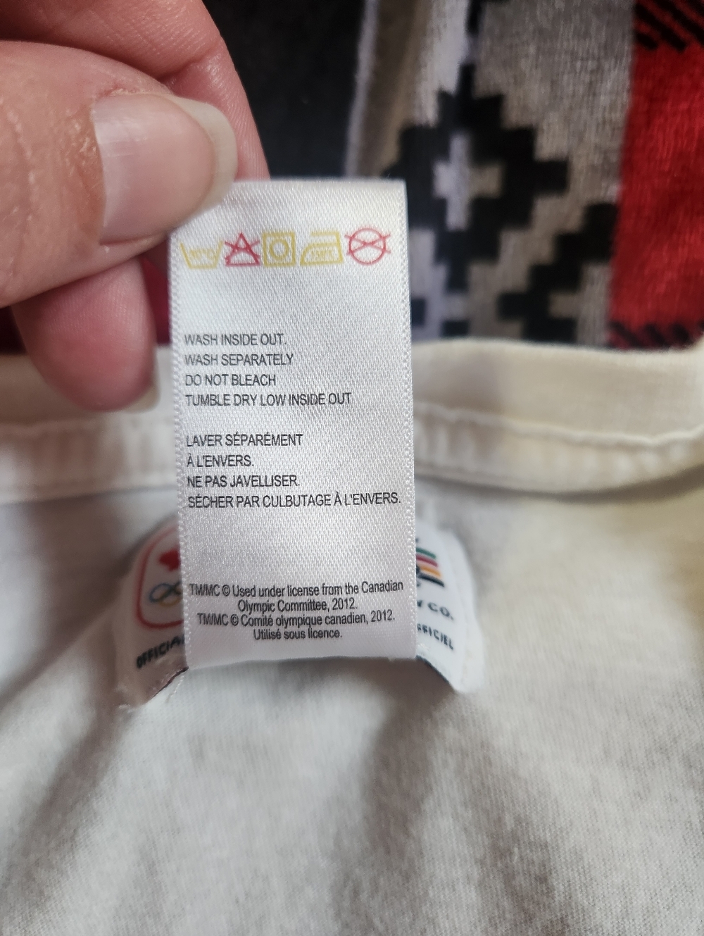 ​Vintage 2012 Team Canada Olympic Tee | Hudson’s Bay Co. Mosaic Graphic Size XL - Picture 7 of 7